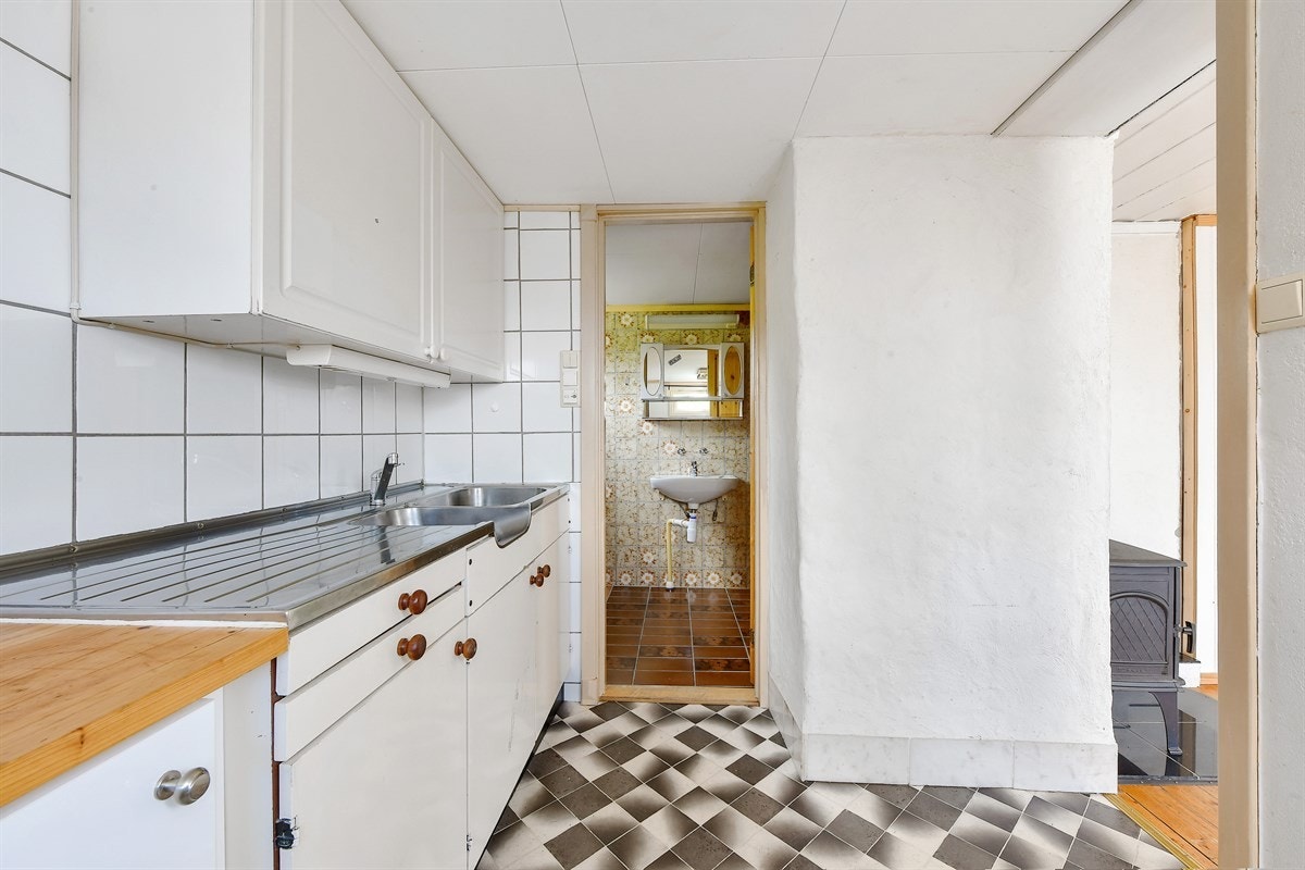 Rommet har kjellervindu, lyse veggflater og mønstret gulvbelegg. Galleribilde