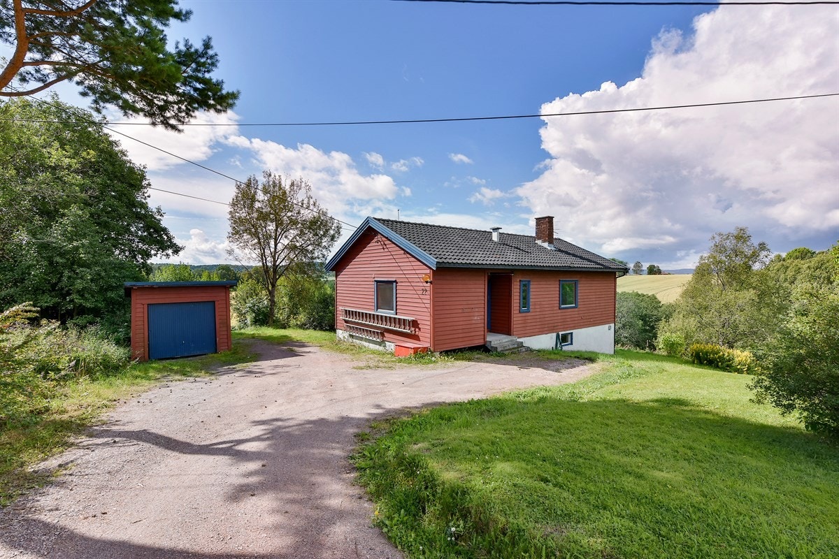 Bussholdeplassen ligger ca. 600 meter unna, mens det er ca. 2,2 km til Spikkestad stasjon. Galleribilde