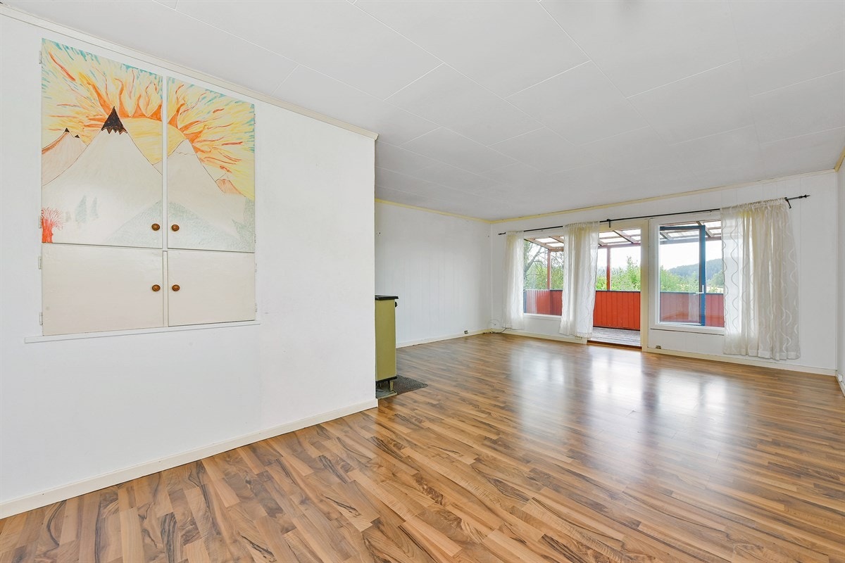 Med store vinduer til stuen gir dette rommet et lyst og fint preg. Galleribilde