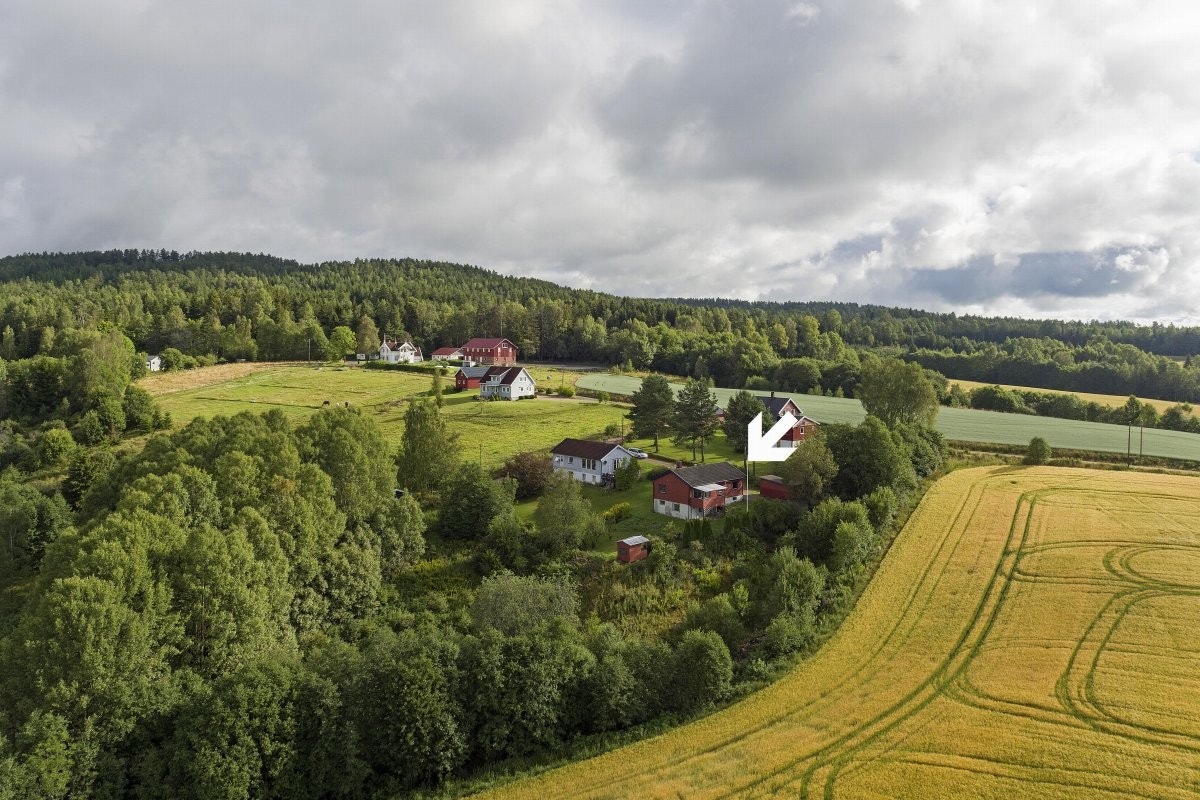 Eneboligen ligger i et skjermet, barnevennlig og naturskjønt område på Bitehagen i Røyken kommune. Galleribilde