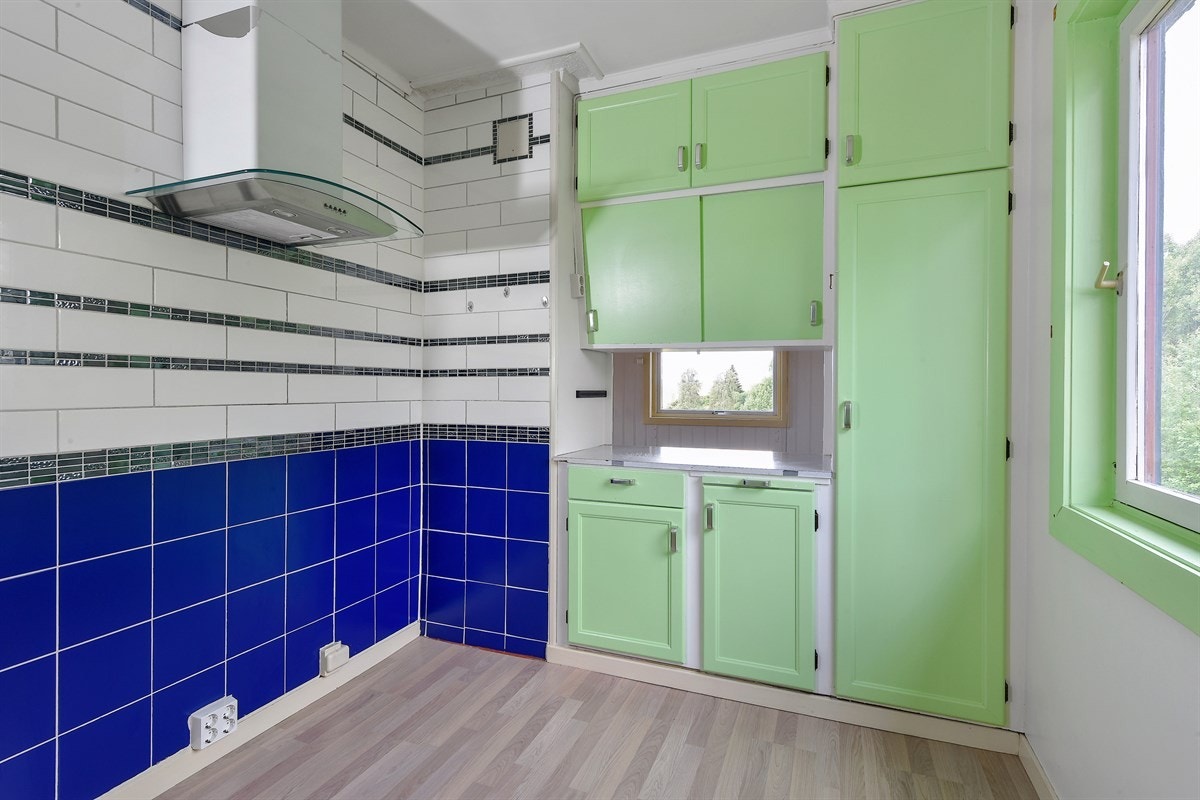 Kjøkkenet i første etasje har serveringsluke og doble skap inn mot stuen, noe som forenkler oppdekkingen av spisebord. Galleribilde