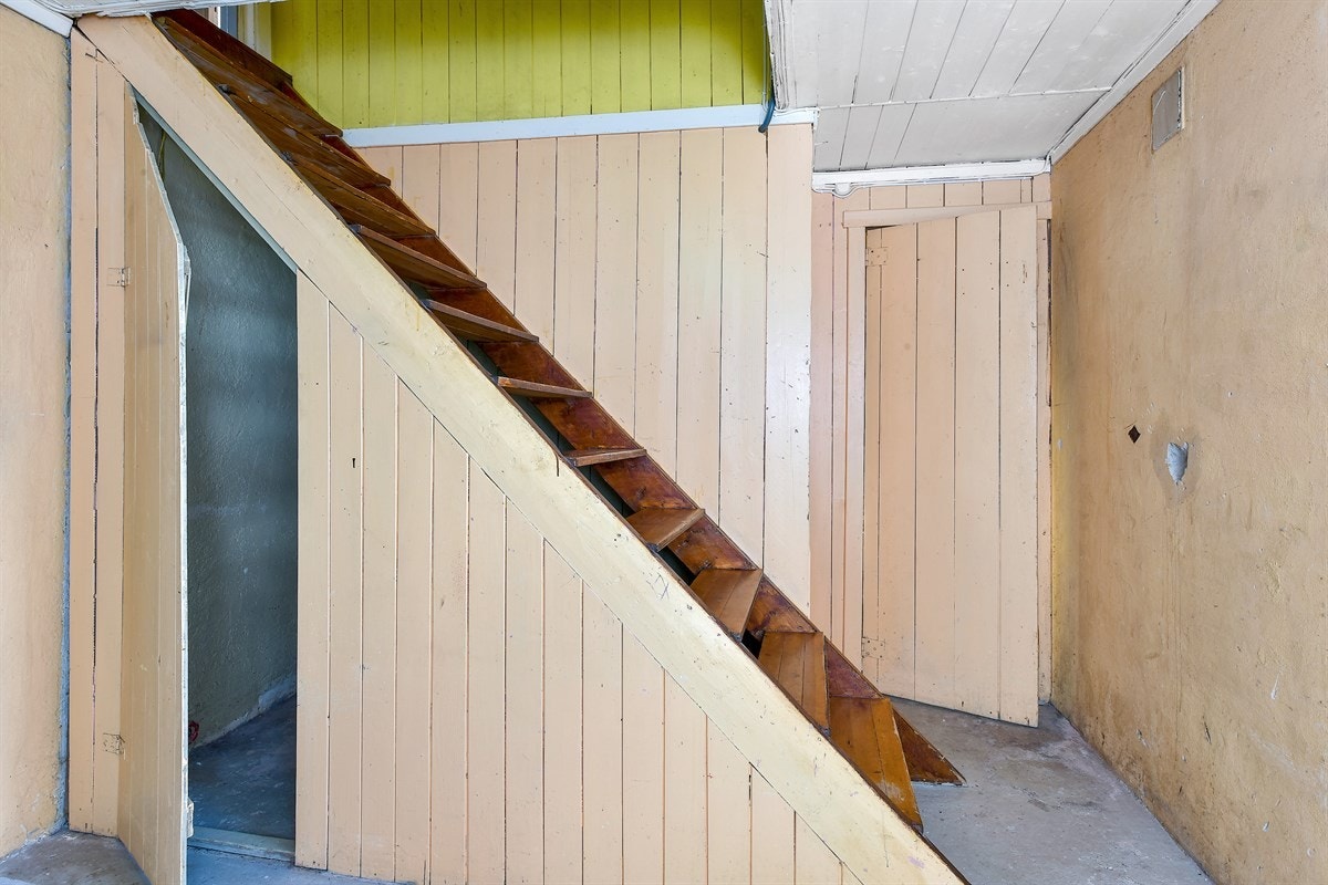 Det er gode oppbevaringsmuligheter under trapp. Galleribilde