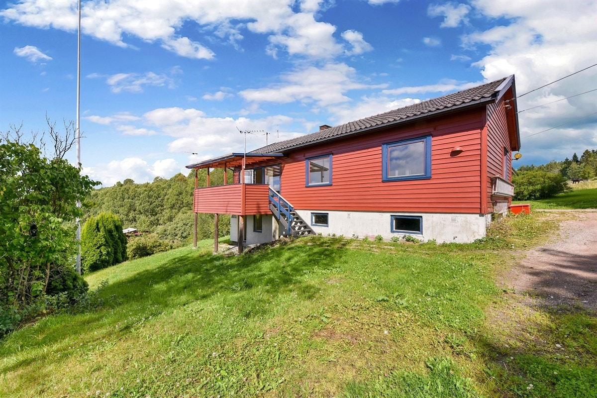 Dagligvarehandelen kan gjøres ved bl.a. Kiwi, Rema 1000 og Kiwi på Røyken. Ønsker du ytterligere servicetilbud har Røyken sentrum, samt Rortunet på Slemmestad et fint og variert utvalg. Galleribilde