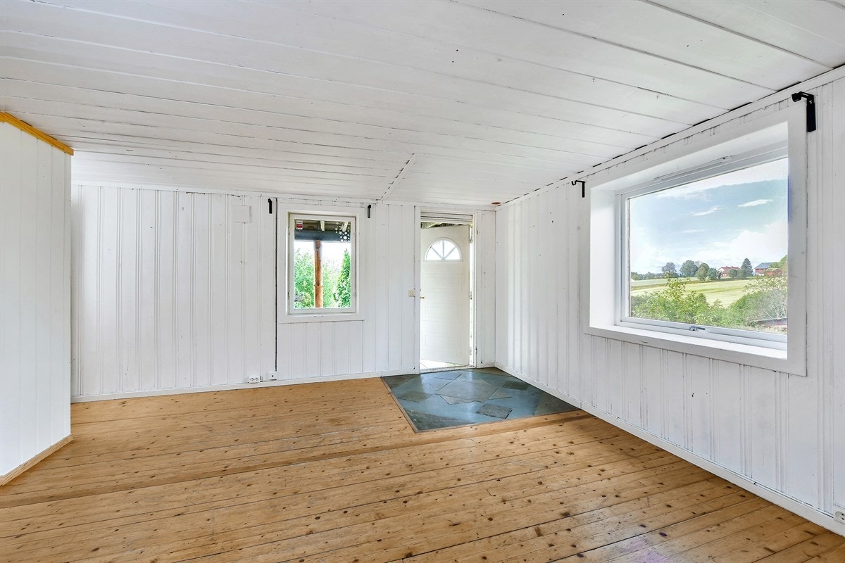 Det er en egen utgang fra kjellerstuen i underetasjen ut til hagen. Galleribilde