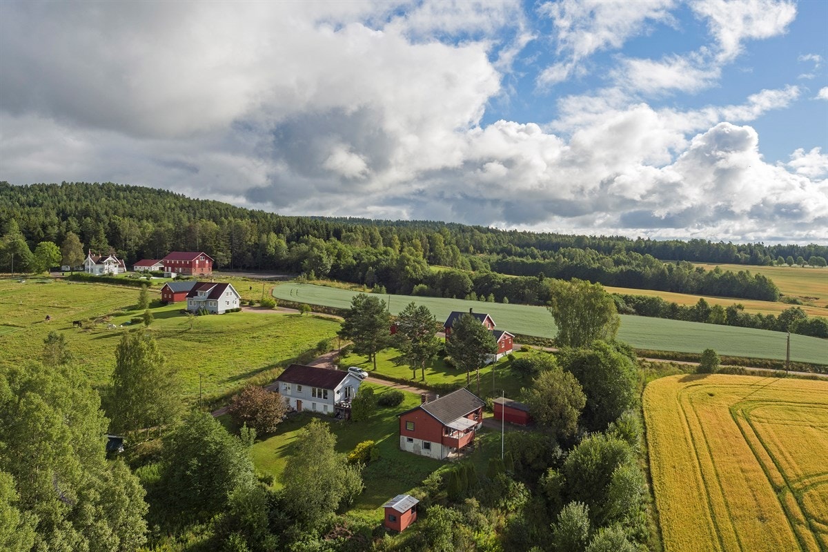 Fra eiendommen kan du nyte vakker utsikt over bugnende åkerlandskap, og hagen har sol fra morgen til kveld. Galleribilde