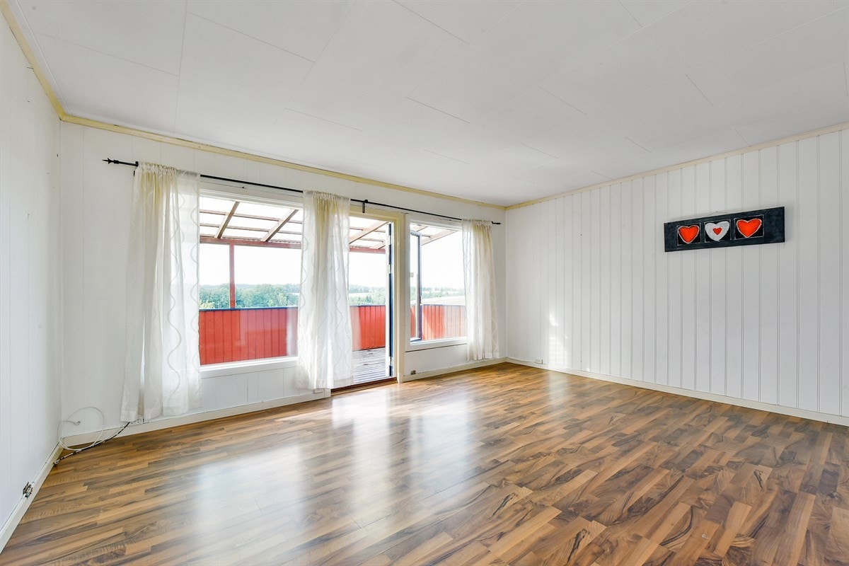 Hovedstuen i første etasje har utgang til en overbygd terrasse med nydelig utsikt over det bugnende åkerlandskapet. Galleribilde