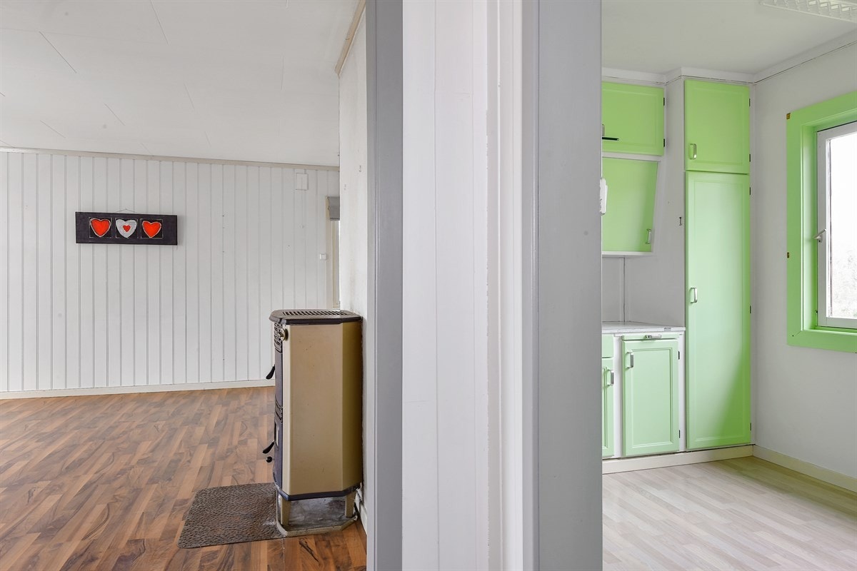 Hovedstuen og kjøkkenet ligger vegg i vegg. Galleribilde