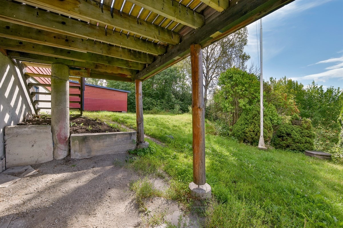 Kjellerstuen utgjør også underetasjens gang og har dør rett ut til hagen. Galleribilde