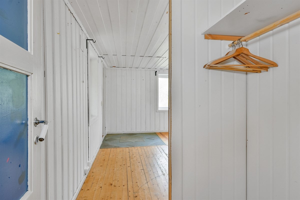 Det er gode garderobe muligheter i kjellerstuen. Galleribilde