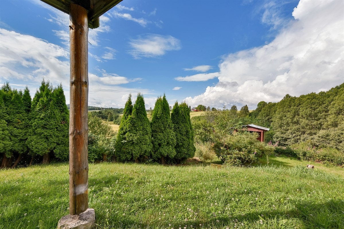 Det er kort vei til eventyrlige Kjekstadmarka med lysløyper, turstier, idylliske småvann og fine rasteplasser. Galleribilde