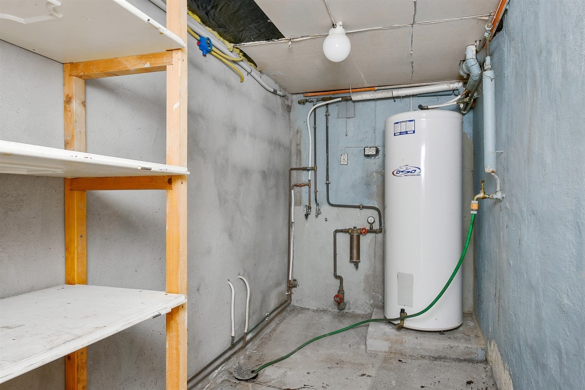 Vaskerommet i samme etasje er utstyrt med varmtvannsbereder, samt opplegg for vaskemaskin og tørketrommel. Galleribilde