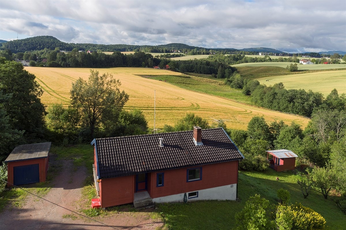 Området ligger ca. 2,6 km fra Spikkestad og ca. 16 min kjøring fra Drammen. Galleribilde