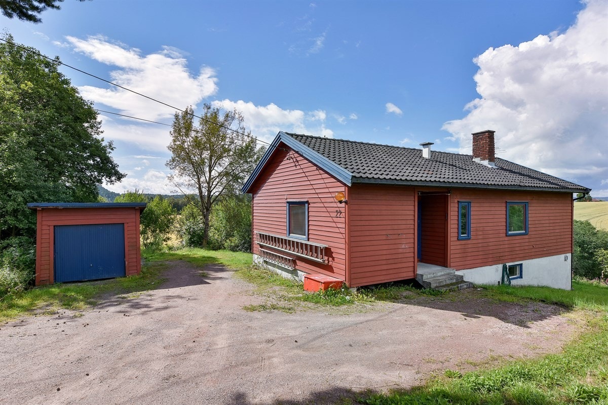 Ved å benytte bil tar det ca. 16 min til Drammen, 5 min til Røyken, 18 min til Liertoppen, 17 min til Asker og ca. 37 min til Oslo. Galleribilde