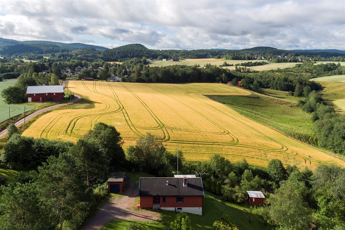 Privatmegleren ved John Granly Steen og Magnus Fevang Landgraff har gleden av å presentere denne eneboligen over to plan med naturskjønn og barnevennlig beliggenhet. Galleribilde
