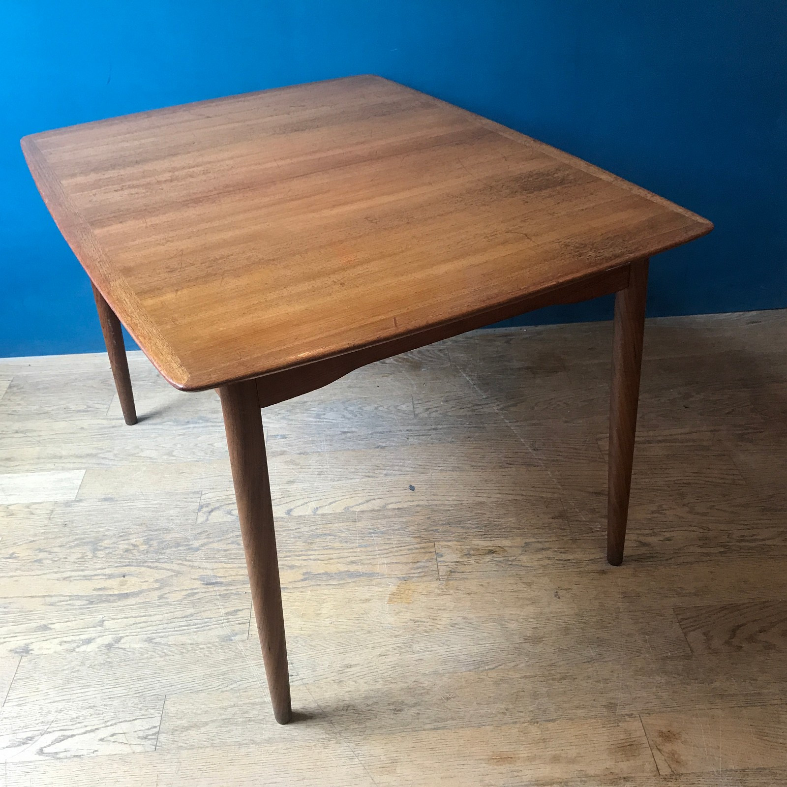 Spisebord i teak fra Rastad og Relling tegnekontor med 2 ...