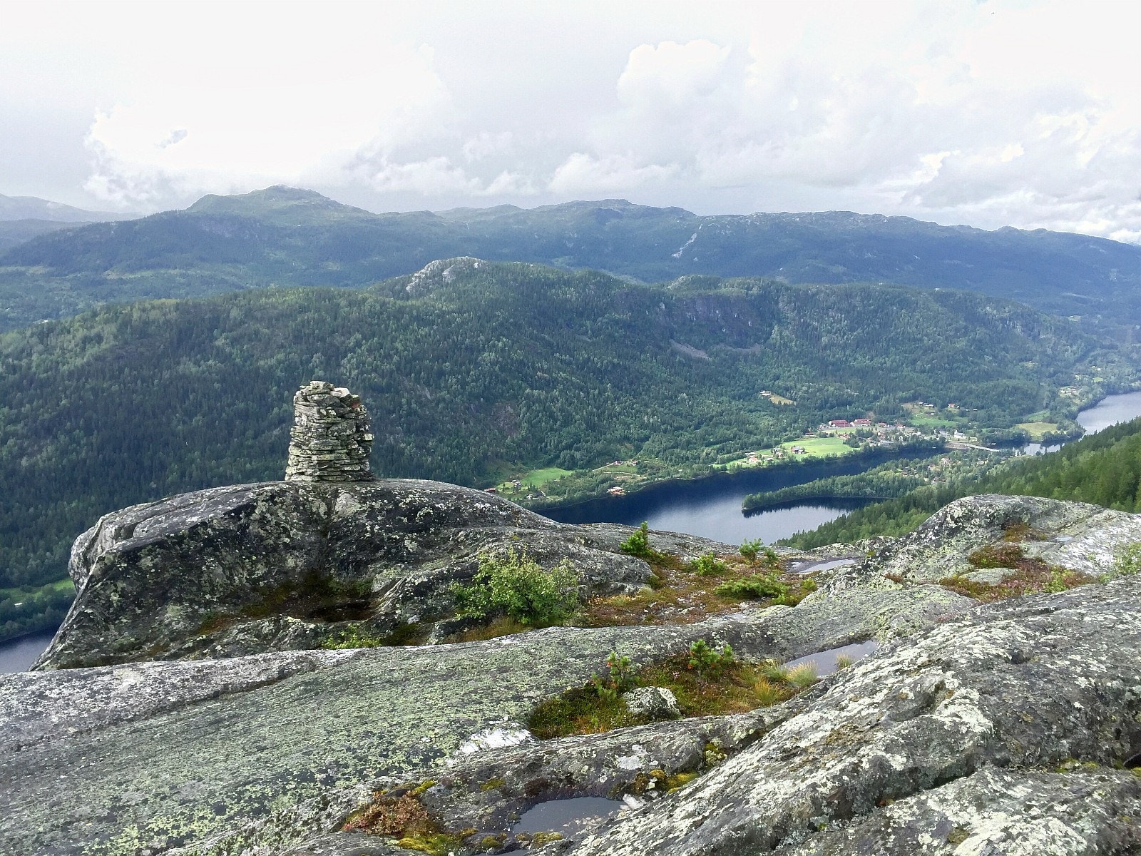 Fottur? Struamsåsen lekker utsikt mot Nordfjord og Eidfjellet på andre siden av dalen. Galleribilde
