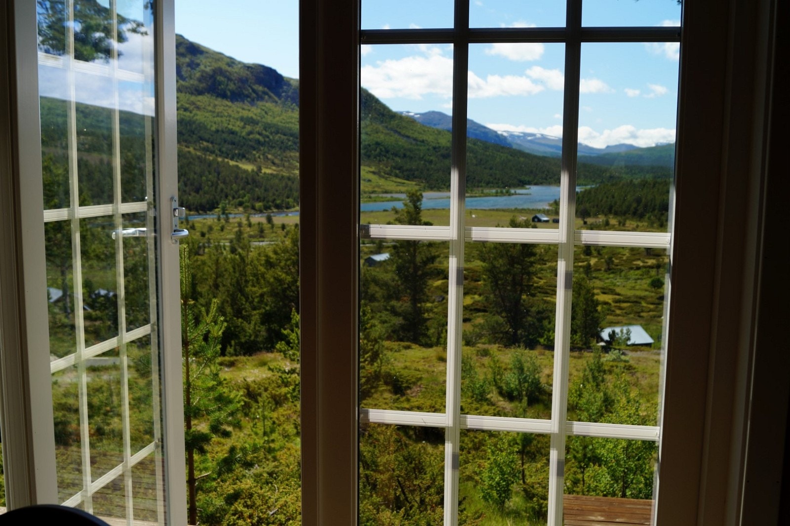 Privatbolig - utsikt fra stue m/ terrasse Galleribilde