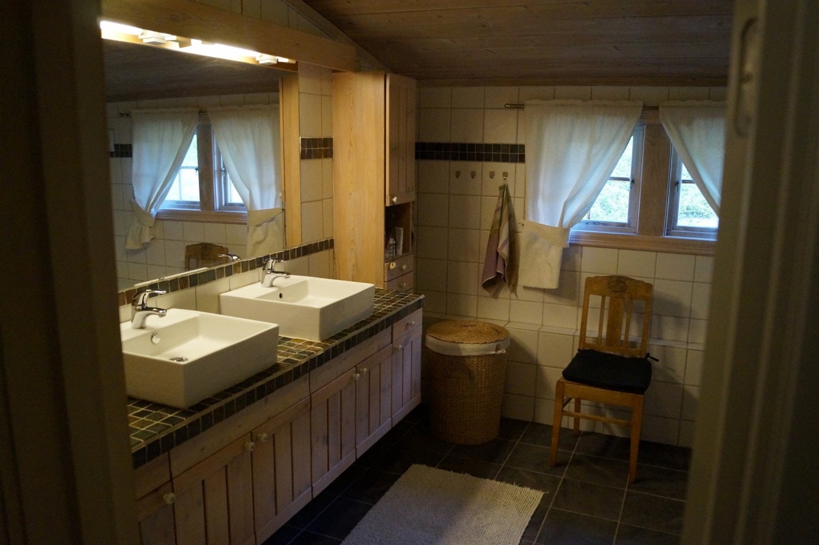 Privatbolig - oppusset bad m/ to vasker, badekar, wc Galleribilde