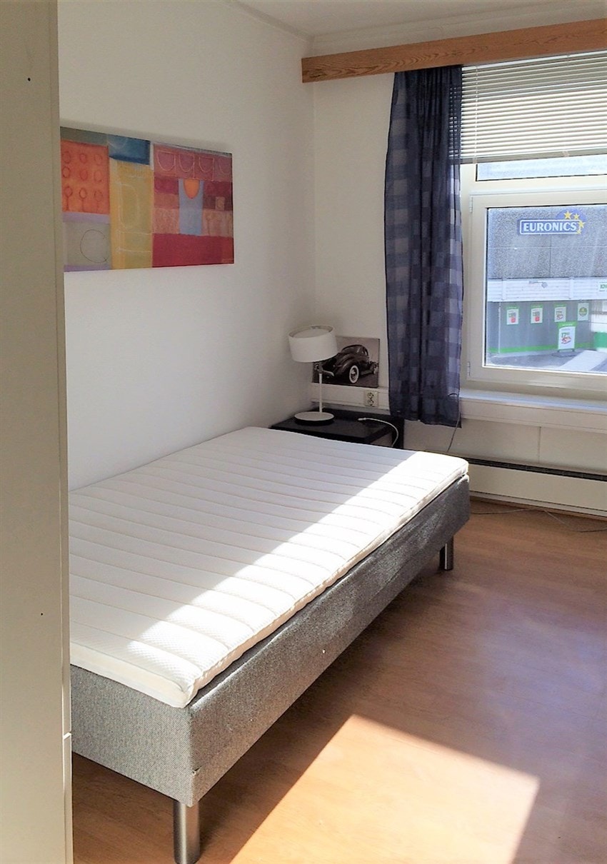 Lyse, hyggelige hybelrom. Galleribilde