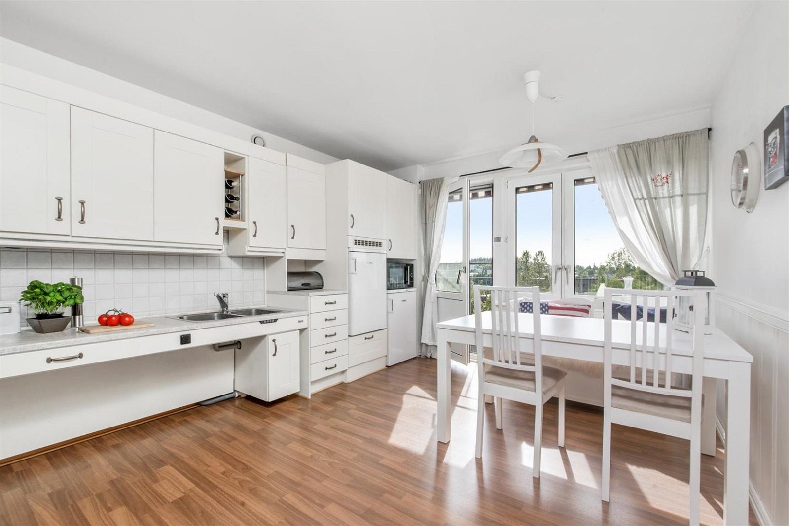 Kjøkkenet har god plass til en spisegruppe og har fransk balkong. Galleribilde