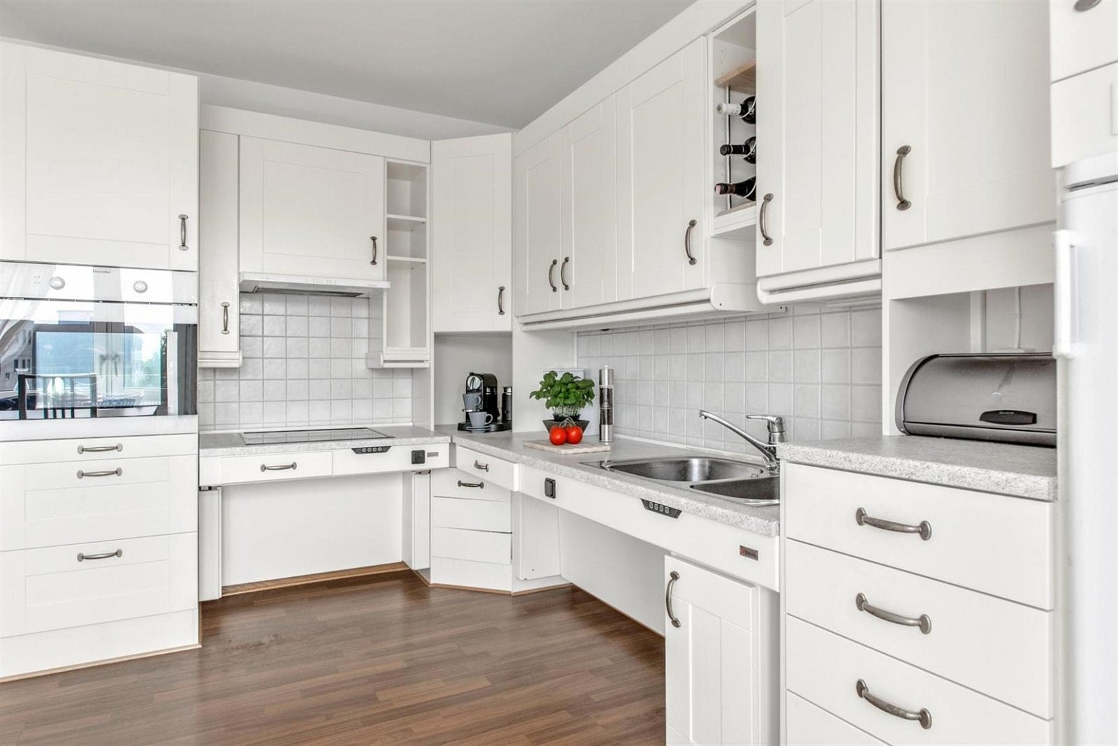 Separat kjøkken med god benkeplass. Galleribilde