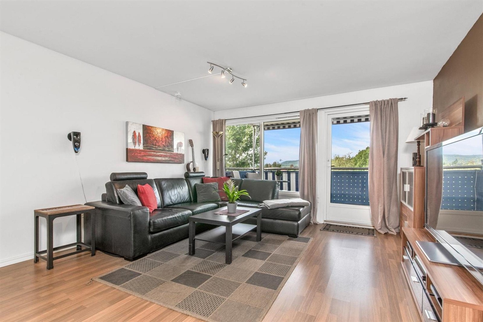 Leiligheten har en stor stue med utgang til vestvendt terrasse. Galleribilde