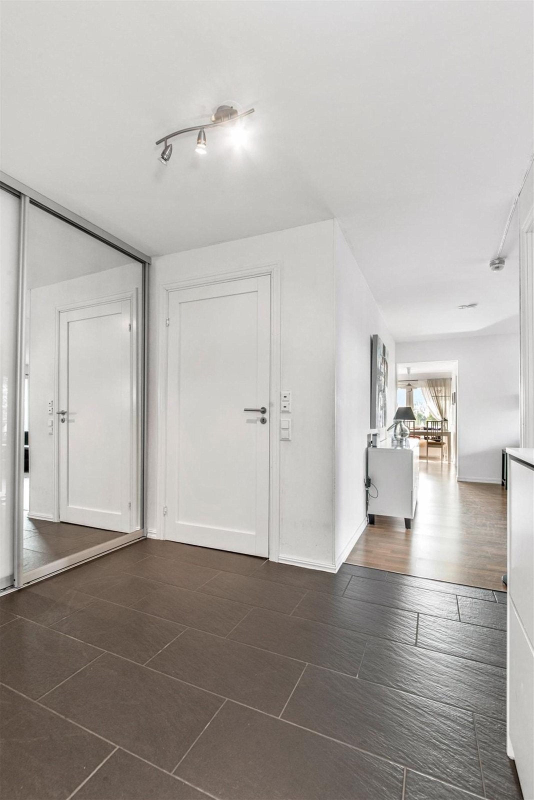 Stor entré med gode oppbevaringsmuligheter. Galleribilde