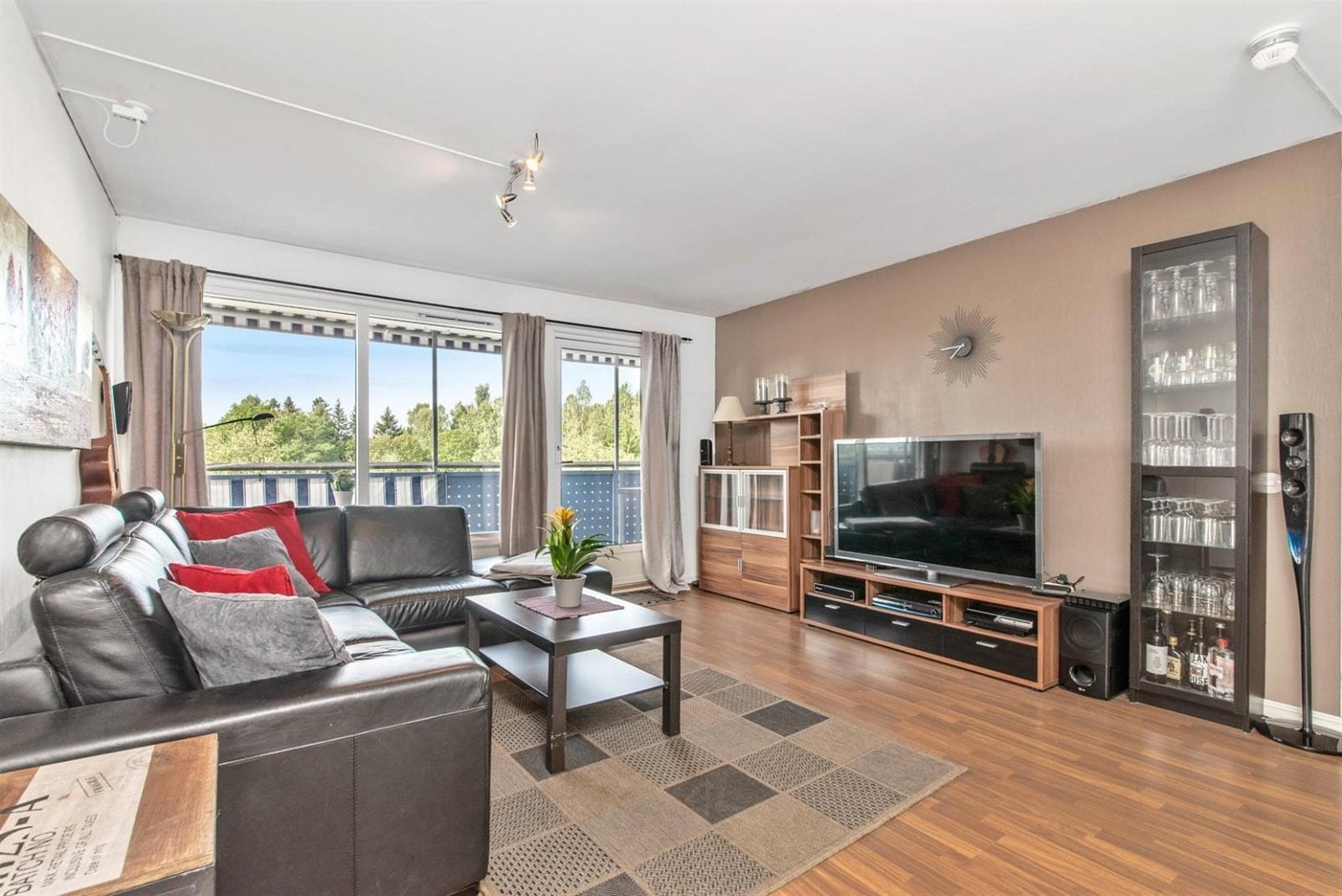 God plass til en sittegruppe med tilhørende møblement. Galleribilde