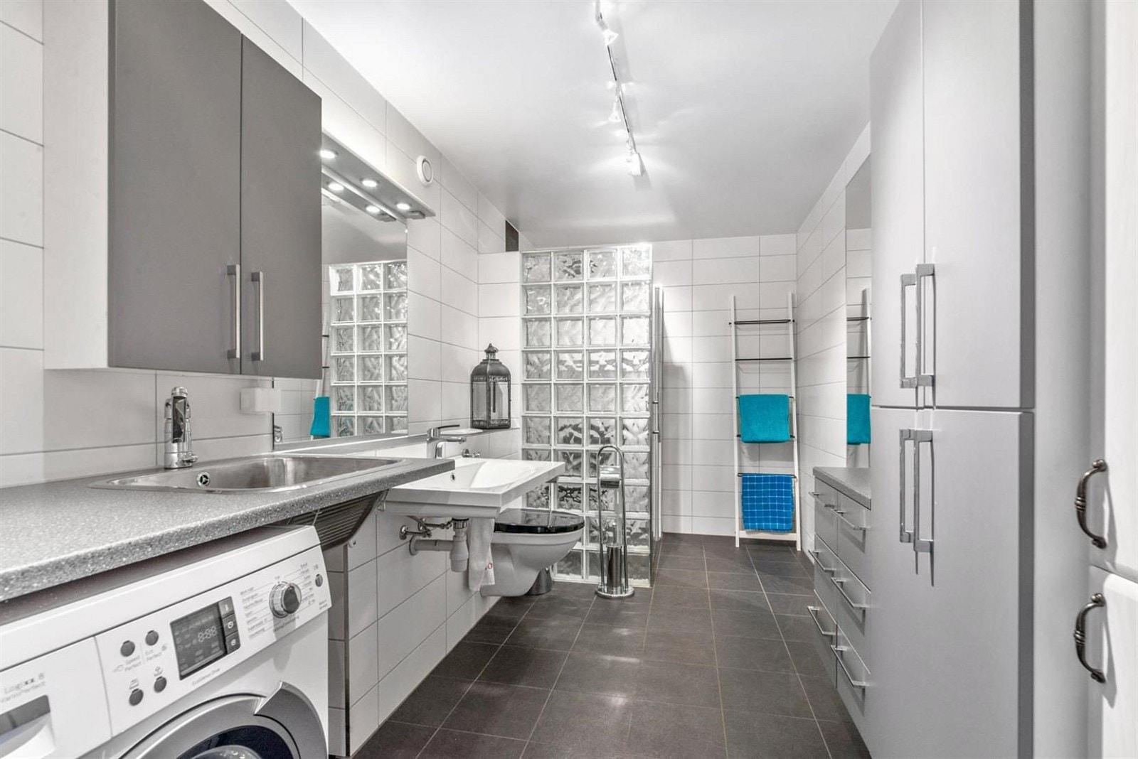 Stort bad med dusjnisje og vaskehjørne. Badet ble rehabilitert i 2012/13. Galleribilde