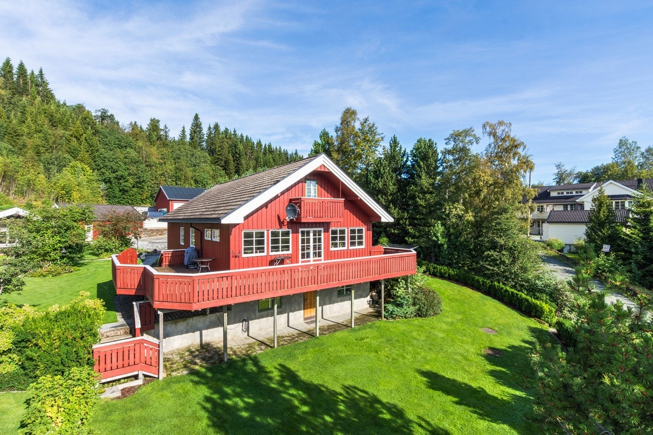 Selve huset ble oppført i 1983 og har et BRA på 257 kvm, og totalt 4 soverom Galleribilde