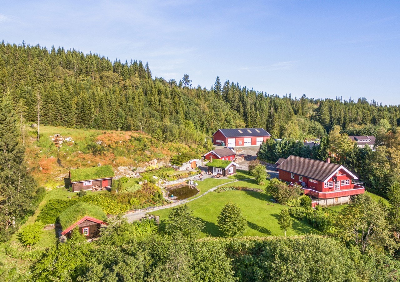 Velkommen til Klungveien 30, og til denne eiendommen som det er vanskelig å sette ord på, men som faktisk må oppleves - se alle bilder! Galleribilde