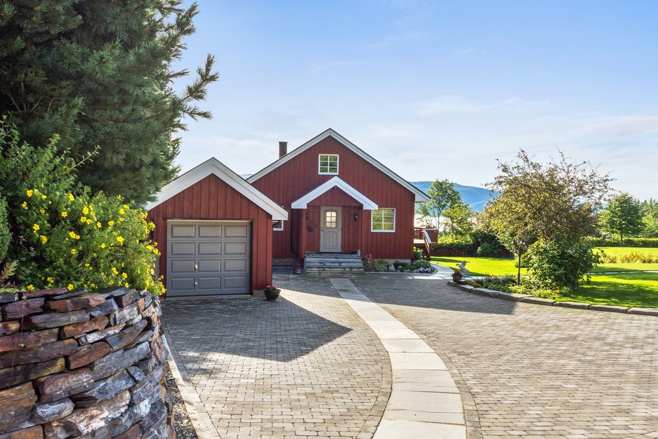 Utenfor boligen har du også en enkeltgarasje, i tillegg til den store garasjen/verkstedet på eiendommen Galleribilde