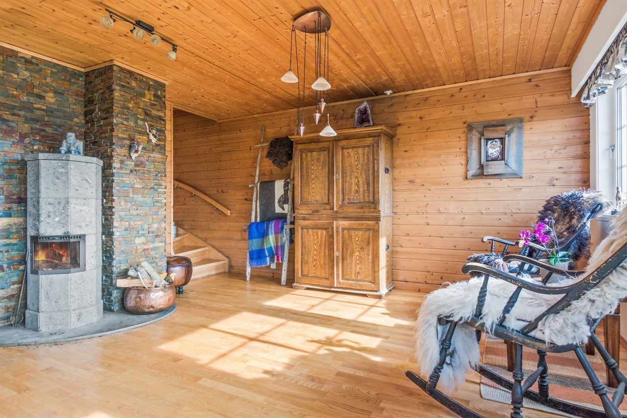 Fra stue opp mot 2.etg - I bolighuset har man vedfyring, samt elektrisk oppvarming ved panelovner og varmekabler i gulv på bad og vaskerom Galleribilde