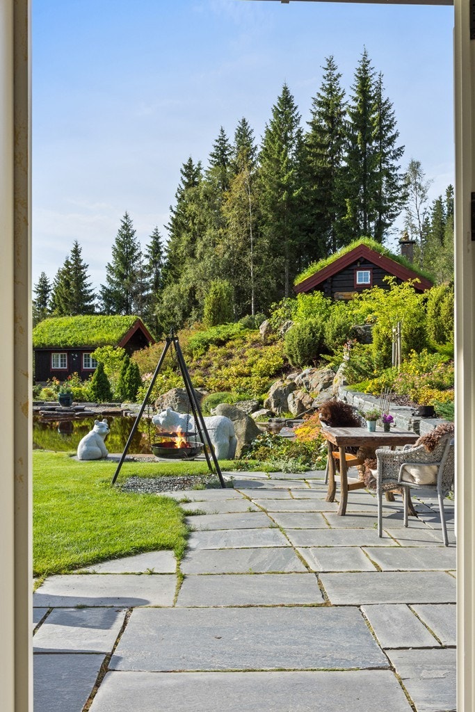 Ut fra baksthuset, mot din kommende, vakre eiendom Galleribilde