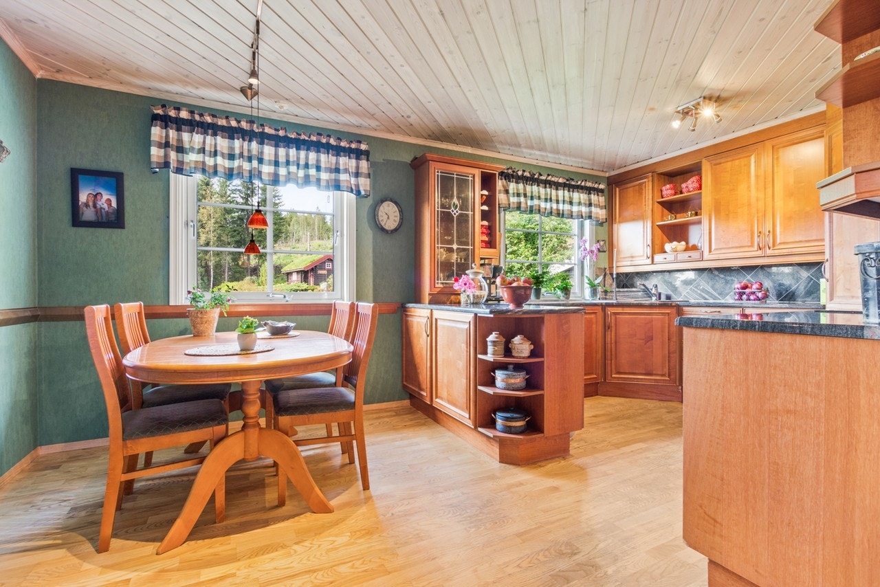 Kjøkken er på 16,5 kvm og man har god plass til en spisegruppe her Galleribilde