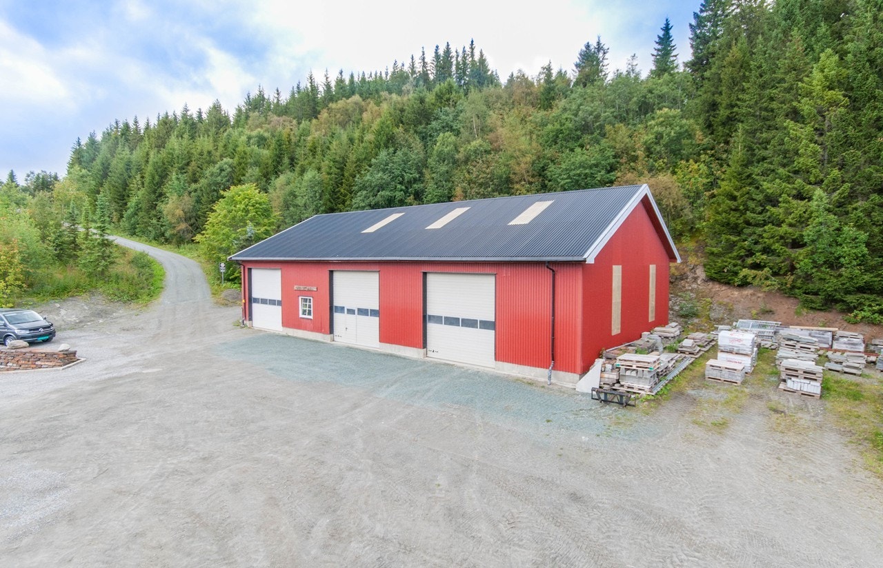 Her finner du både garasjerom/verksted, garasjerom/lager, vaskerom/påkledningsrom og egen wc Galleribilde