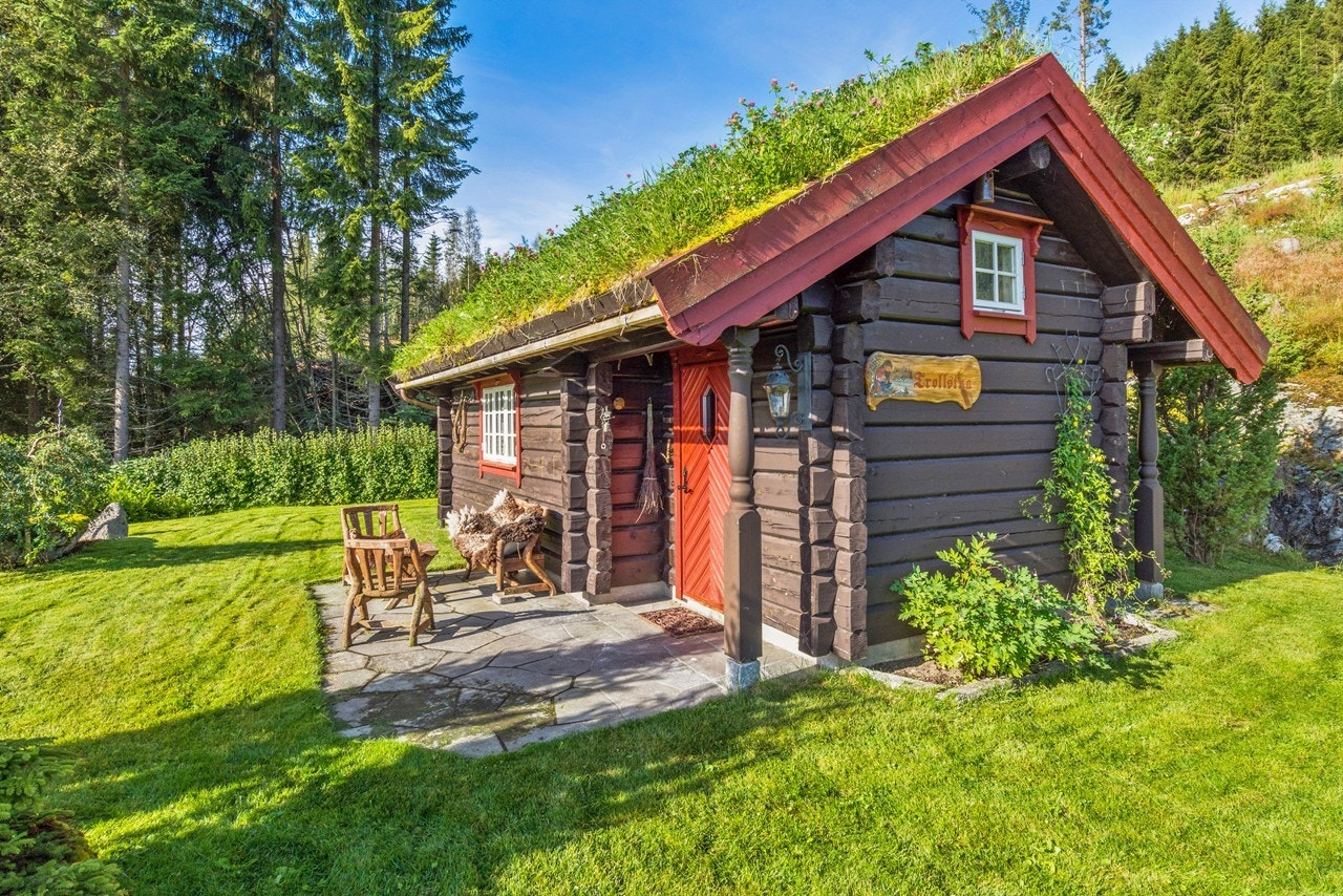 Hytta er på 27 kvm, og er oppført på støpt plate på mark, med laftete yttervegger og varmekabler i gulvet. Galleribilde