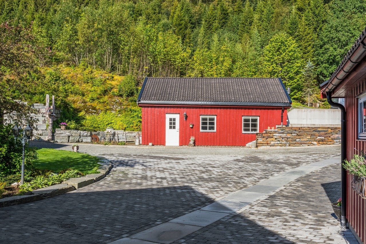 Behandlingsklinikken sett fra inngangspartiet til hovedhuset Galleribilde