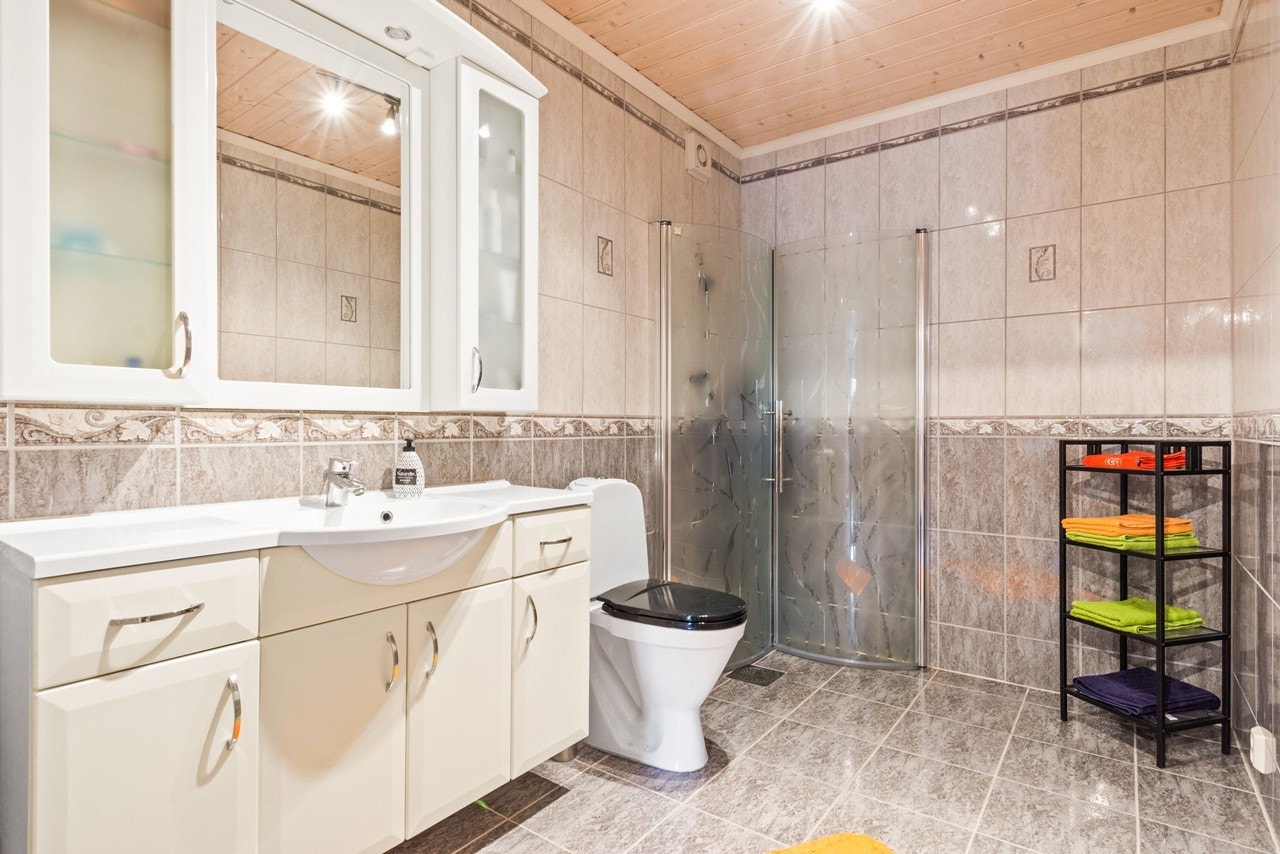 I klinikken har du et eget flislagt bad med dusj og toalett, samt varmekabler i gulv i hele bygget. Galleribilde