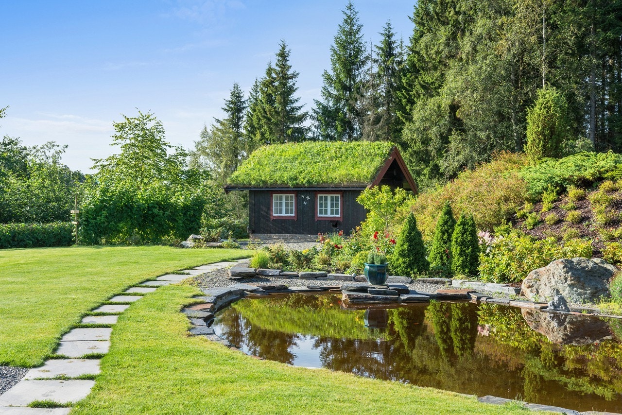 Hønsehuset er oppført med støpt plate på mark, og reist i tre og stavlaft. Taket har saltaks form og er tekket med torv. Galleribilde