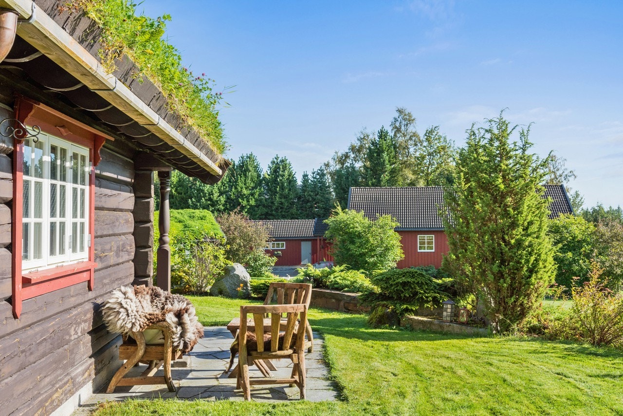 Om man blir lei plagsomme familiemedlemmer, så kan man alltids dra på hytta for å finne roa 50 meter ovenfor Galleribilde