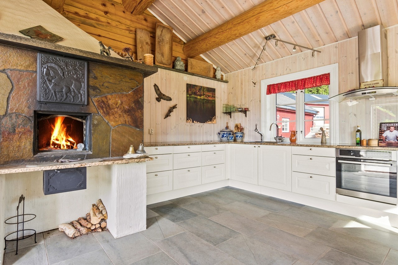 Du har elektrisk oppvarming av baksthuset med varmekabler i gulvet i hele huset Galleribilde