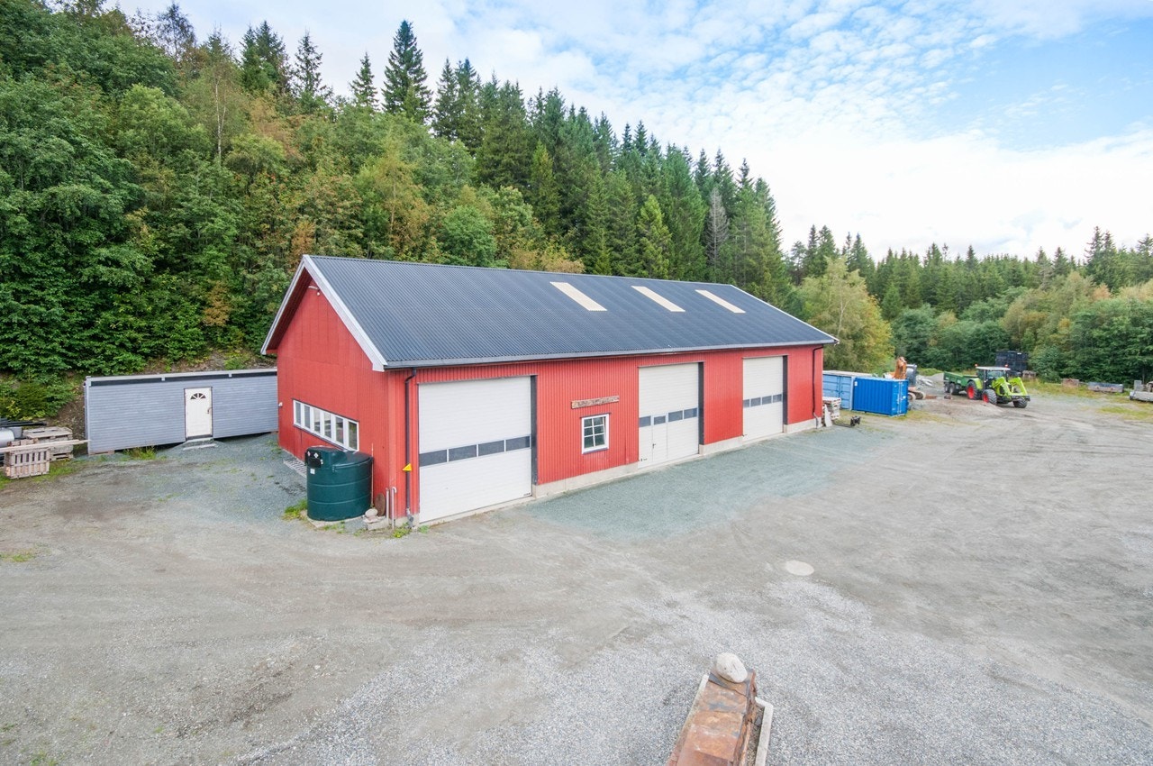 Den tilhørende garasjen/verkstedet har 3 store kjøreporter, og er på hele 318 kvm BRA Galleribilde