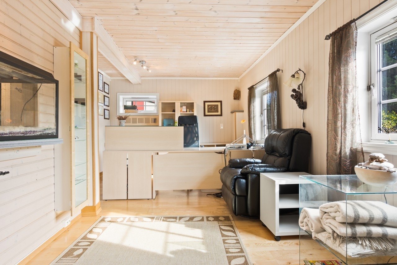 Kontor/oppholdsrom i klinikken. I enden av klinikken er det støpt plate på ca. 50 m2, klargjort for bygging av ekstra garasje Galleribilde