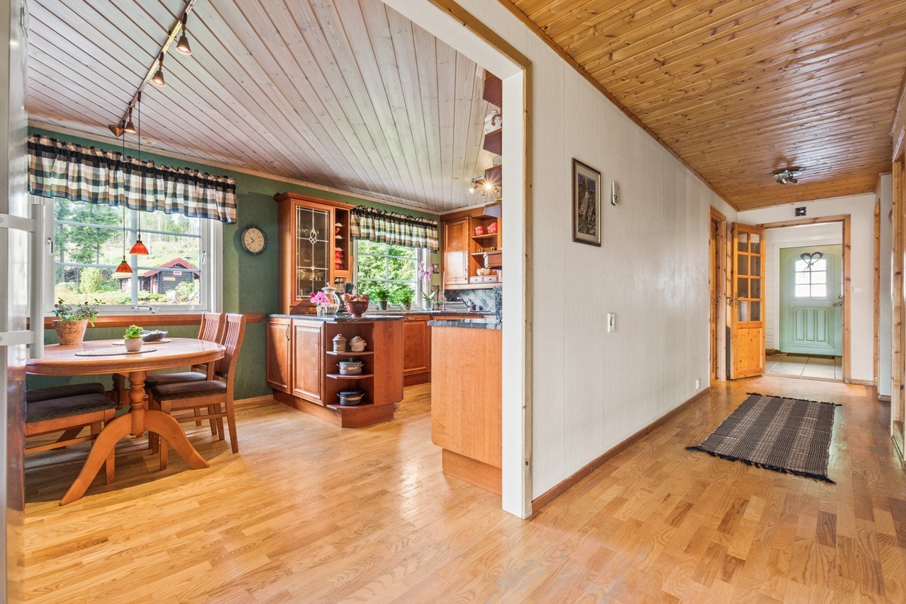 Kjøkkenet har store vindu som sørger for et behagelig lysinnslipp Galleribilde