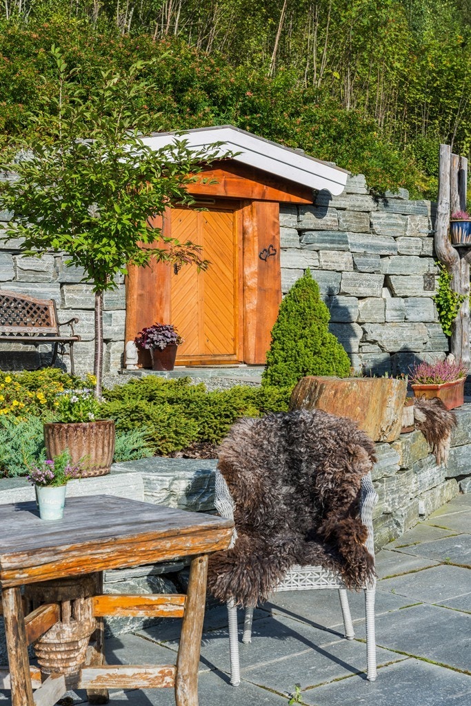 Jordkjelleren er oppført på støpt plate på mark og har vegger og tak i betong Galleribilde