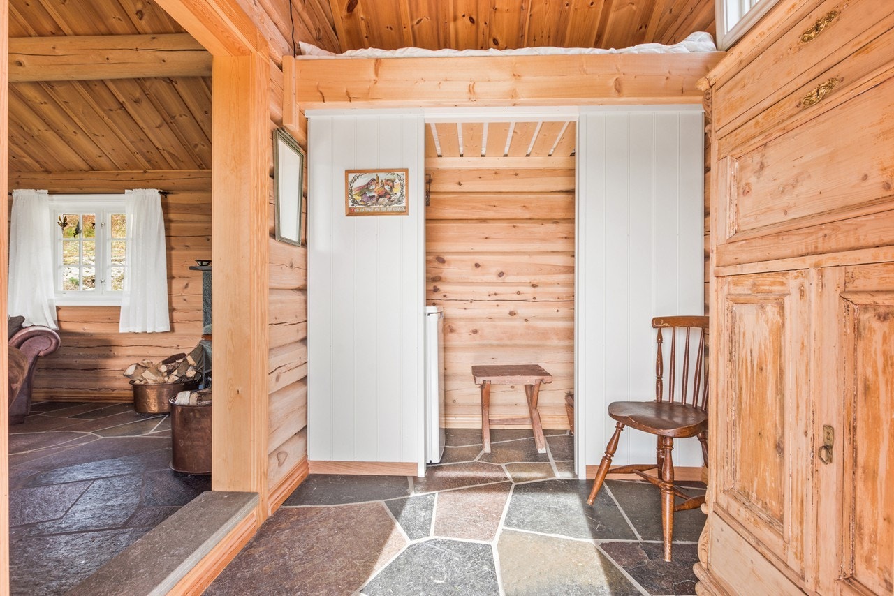 I hytta har du en soveplass i entreen før du kommer inn i en flott stue som gir deg den gode hyttefølelsen Galleribilde