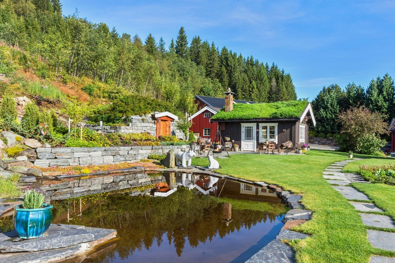 Taket på baksthuset har saltaks form og har torvtak. Det er varmekabler i gulv og kjøkken i bygget. Skifer på gulv, hyller og bakstovn, samt varmekabler i gulv. Galleribilde