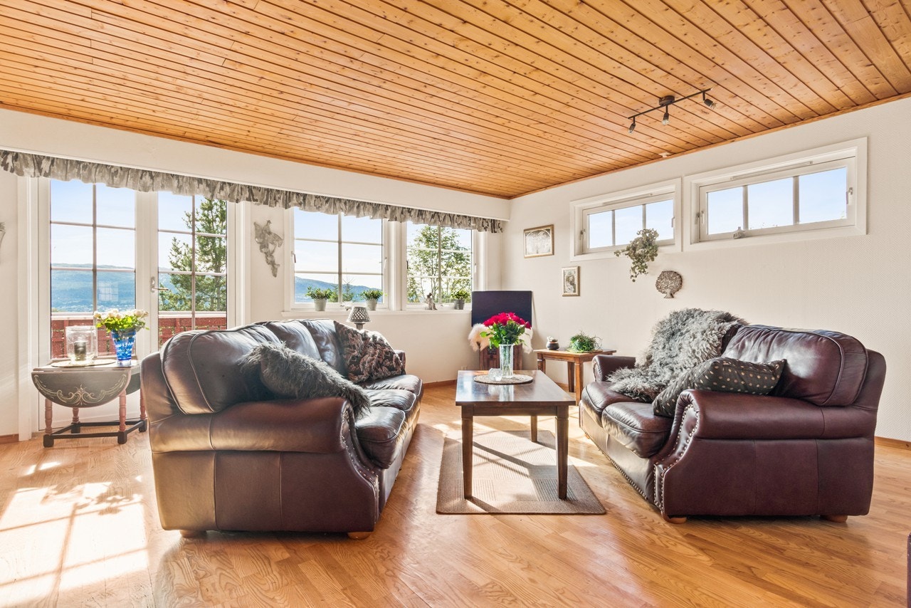 Eneboligen er oppført med grunnmur i betong, yttervegger er i bindingsverk og den er utvendig kledd med stående trekledning Galleribilde