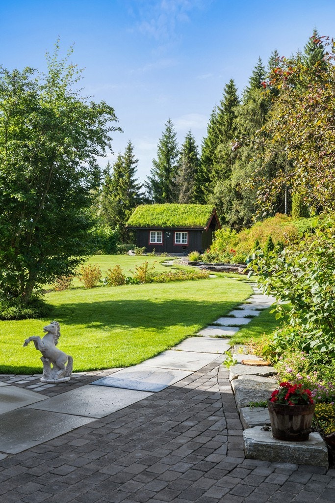Hele stien fra baksthuset til vannspeilet, videre til hønsehuset og opp til hytta er flott steinbelagt Galleribilde